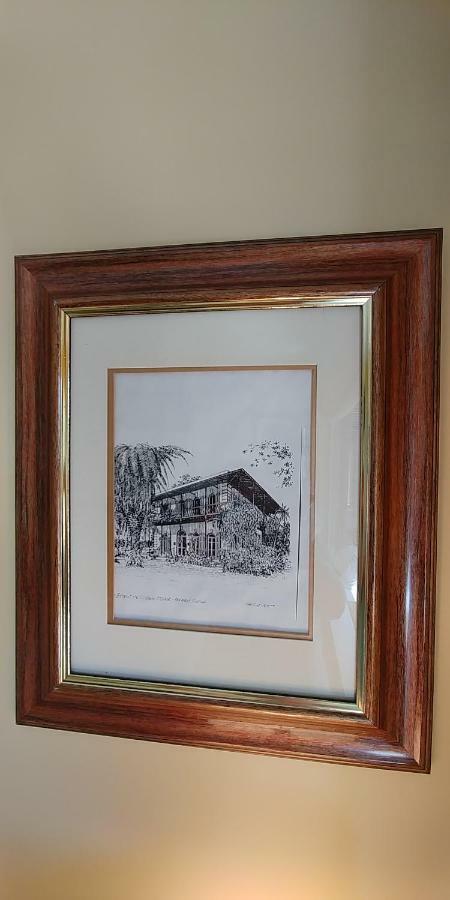 Hemingway'S By The Sea Esquimalt Exterior foto